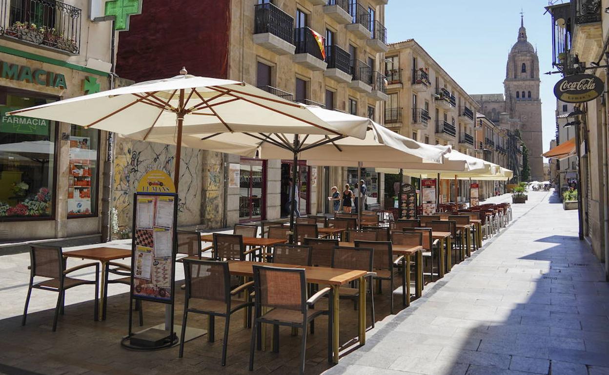 Terrazas de una calle céntrica de Salamanca, vacías durante el pasado mes de septiembre.