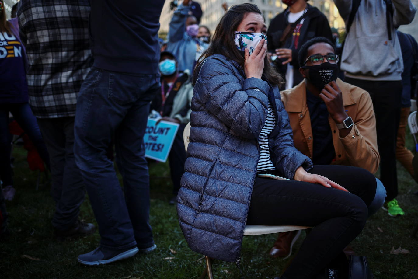 Los partidarios de Biden reaccionan después de que los medios de comunicación pronosticaran que Michigan irá a Biden en una fiesta de observación de resultados de elecciones, el día después del día de las elecciones en McPherson Square, cerca de la Casa Blanca en Washington.