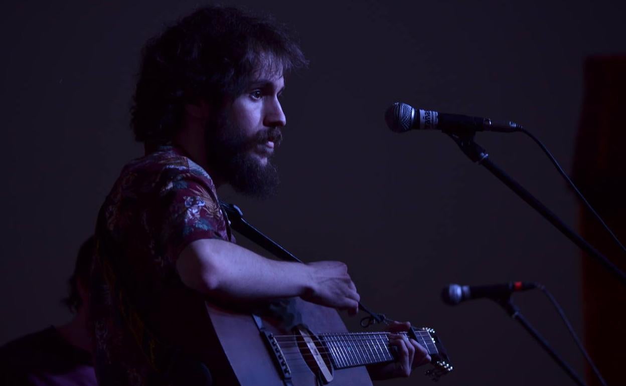 El cantante y dibujante Sr. Peñi en pleno concierto.