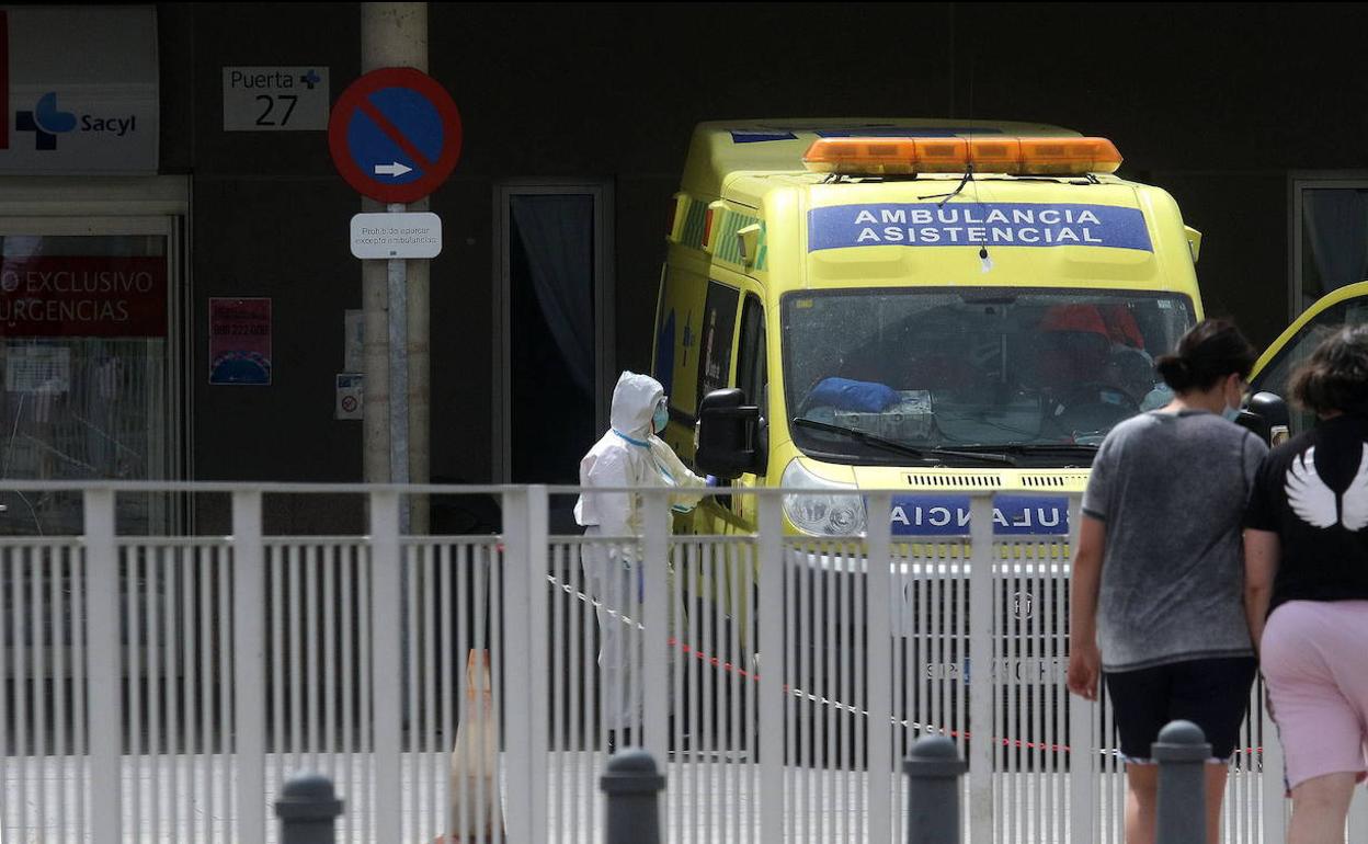 Ambulancia en el Hospital General de Segovia durante la pandemia del coronavirus. 