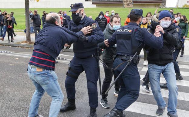 Tensión entre hosteleros y policía en la protesta regional por la «supervivencia del sector»