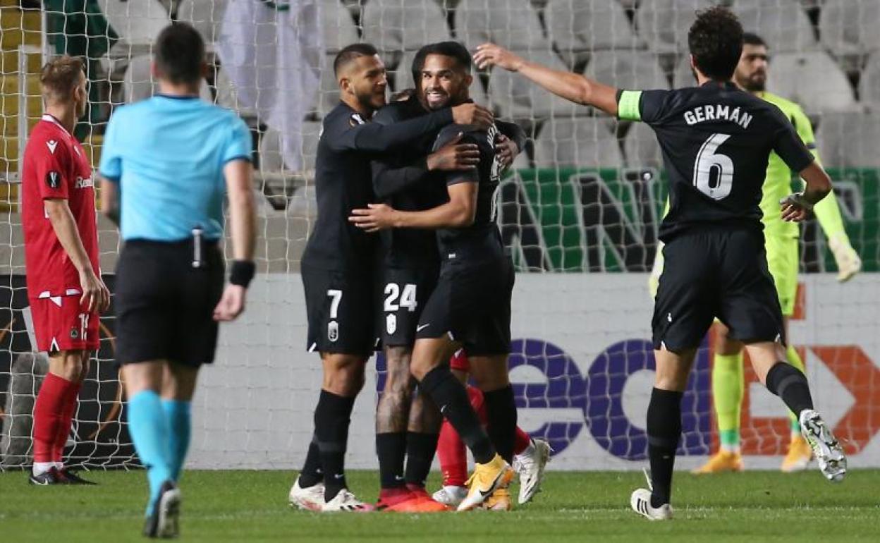 Los jugadores del Granada celebran su primer gol al Omonia.