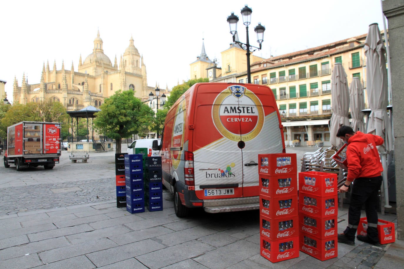 Colas para comprar productos para llevar.
