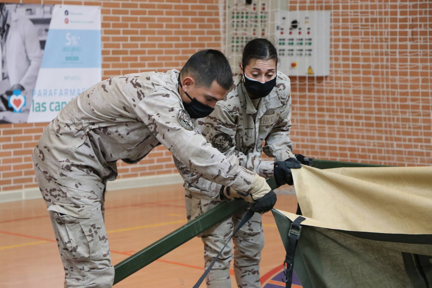 Diferentes alumnos y oficiales aportan su destreza para levantar esta instalación en apenas unos minutos en el pabellón Camino de Santiago.