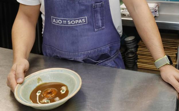 El plato de sopa de cebolla servido junto con un 'filipino' de tartar de chipirón y queso en crema añejo. 