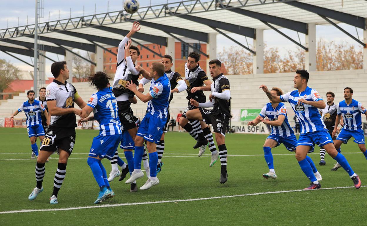 Una acción del duelo entre Unionistas y el Deportivo de La Coruña el pasado domingo en el Reina Sofía.