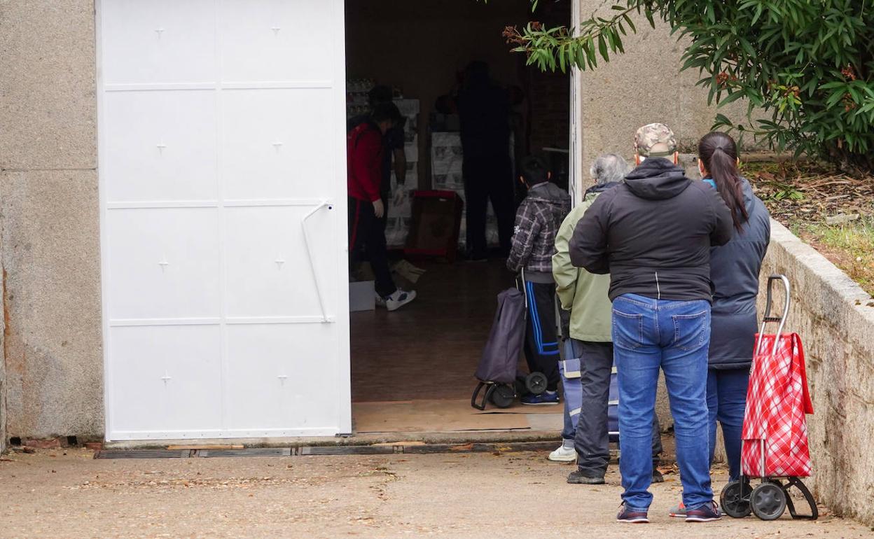 Un grupo de personas espera su turno para recibir los productos que ayer repartió Cajas Solidararias, que hace el reparto citando por separado para evitar largas colas.