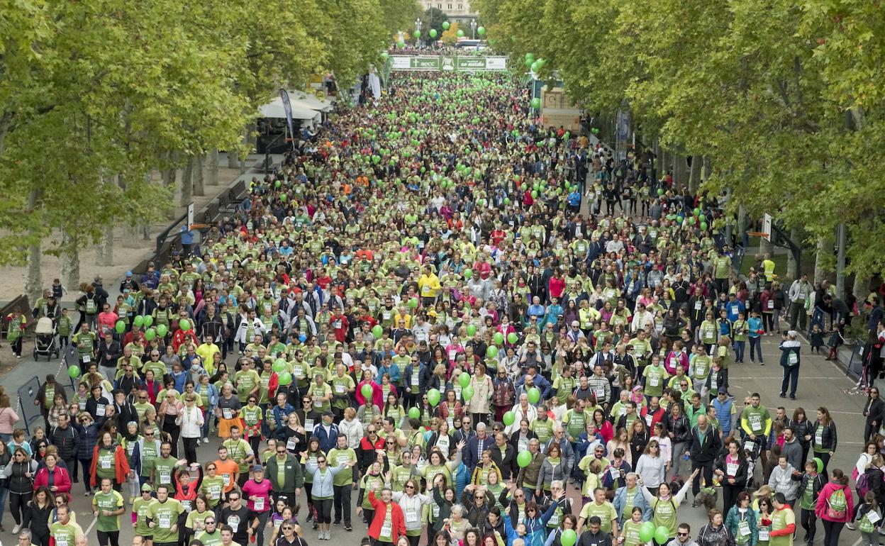 Miles de personas, en la marcha contra el cáncer celebrada en 2019. 