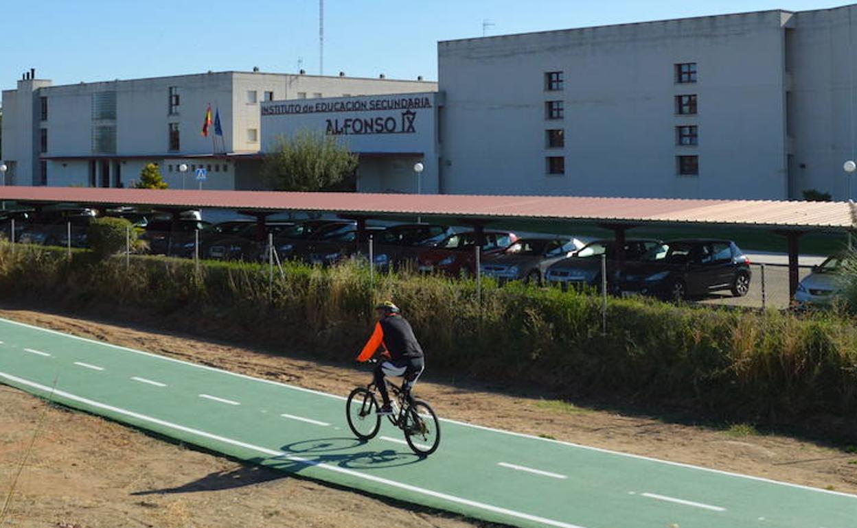 Entrada del Instituto de Educación Secundaria Alfonso IX de Zamora, sede de la Escuela Nacional de Industrias Lácteas.