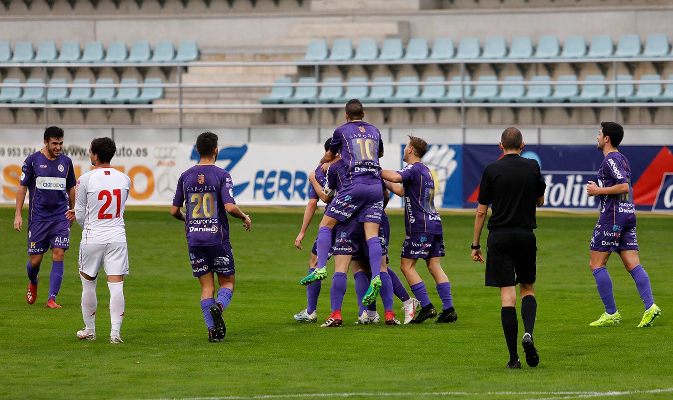El Palencia Cristo Atlético golea al filial de la Cultural Leonesa.