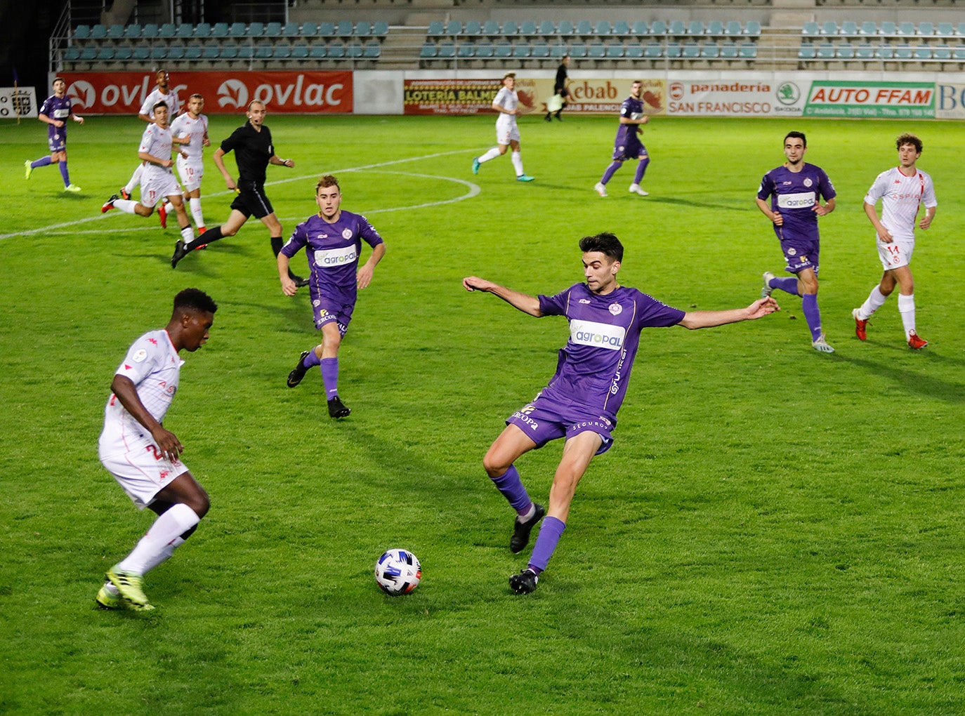 El Palencia Cristo Atlético golea al filial de la Cultural Leonesa.