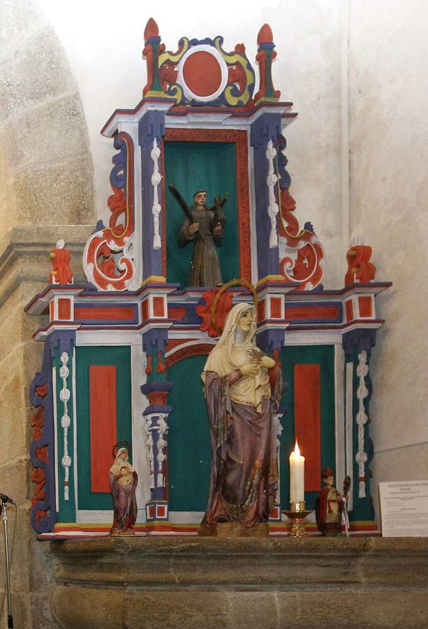 Retablo de la iglesia de San Xoán de Alto (Lugo). Dos vecinos de San Xoán do Alto arreglaron la deteriorada pieza de altar sin consultarlo con el Obispado. Debido a su degradado estado, al finalizar estos trabajos el mueble nunca volvió a su lugar original. Hasta que después de más de veinte años, José lo rescató con la intención de recuperar su estado inicial. Poco a poco, con la ilusión de hacer «un regalo a la parroquia», José comenzó a restaurar la pieza. 