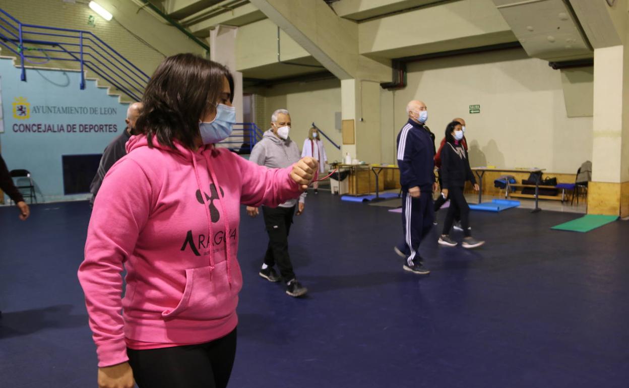 La monitora coordina los ejercicios en el gimnasio del Palacio de los Deportes. 