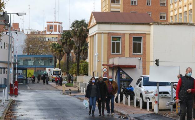 Sacyl limita permisos y mueve médicos de hospitales, ciudades y especialidades por la pandemia