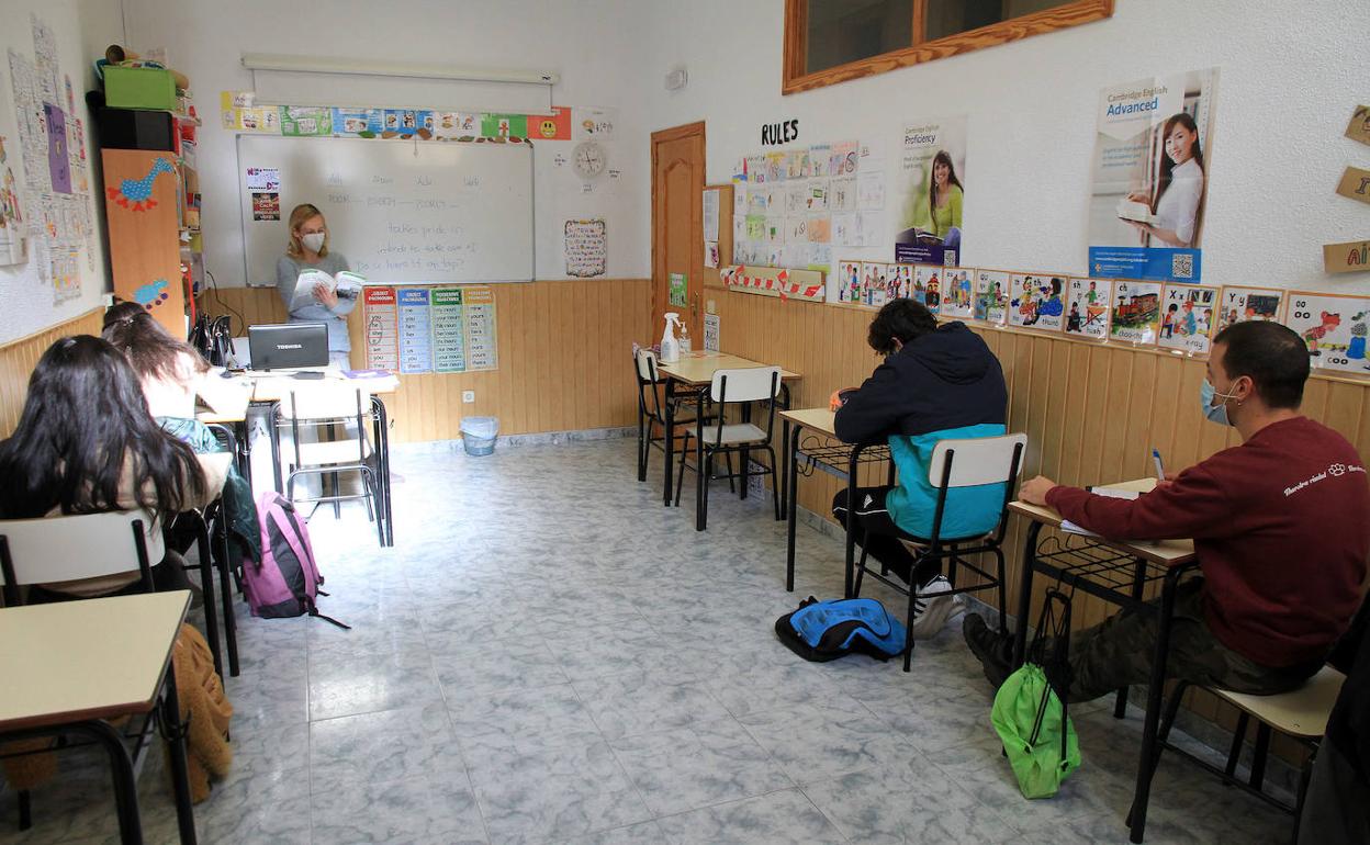 Estudiantes en un aula de una academia de la ciudad..