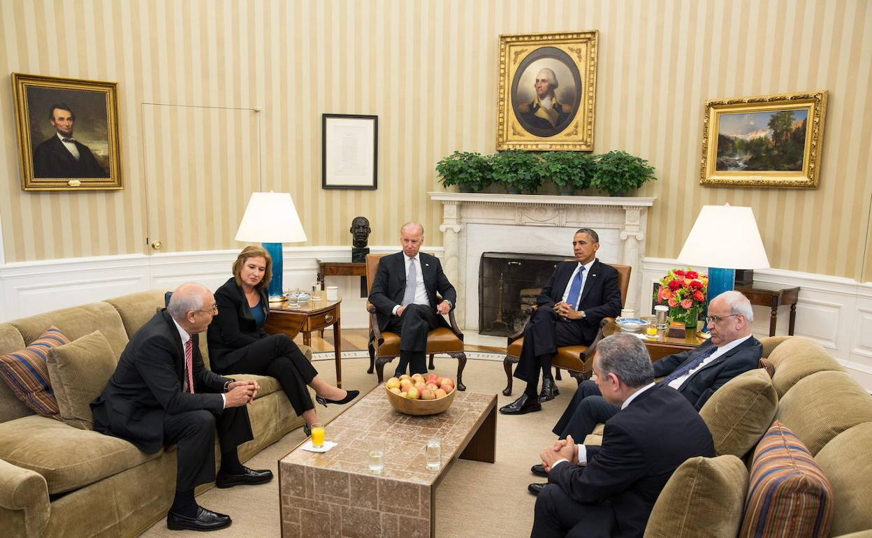 Joe Biden (tercero izaquierda) cuando era vicepresidente de EE UU,con Barack Obama en la reanudación de las negociaciones entre Israel y Palestina.