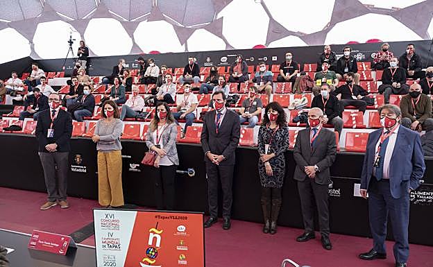 Víctor Alonso (Diputación), Samantha Vallejo-Najera (presidenta del jurado), María José Hernández (Apehva), el alcalde Óscar Puente, la concejala Ana Redondo, Víctor Caramanzana (Cámara de Comercio) y Luis Cepeda, director técnico de los dos concursos, posan delante de la grada en la que se sientan los cocineros. 