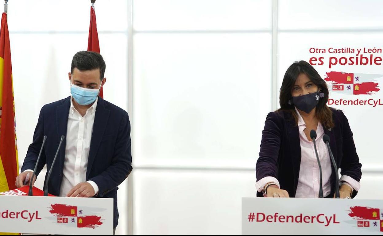 El coordinador de Sanidad del Grupo Parlamentario Socialista, Diego Moreno, junto a la secretaria de Organización del PSOECyL, Ana Sánchez.