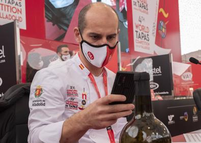 Imagen secundaria 1 - Arriba, la cocinera Zuriñe García. Abajo, los cocineros Cata Lupu y Javier Muñoz-Calero. 