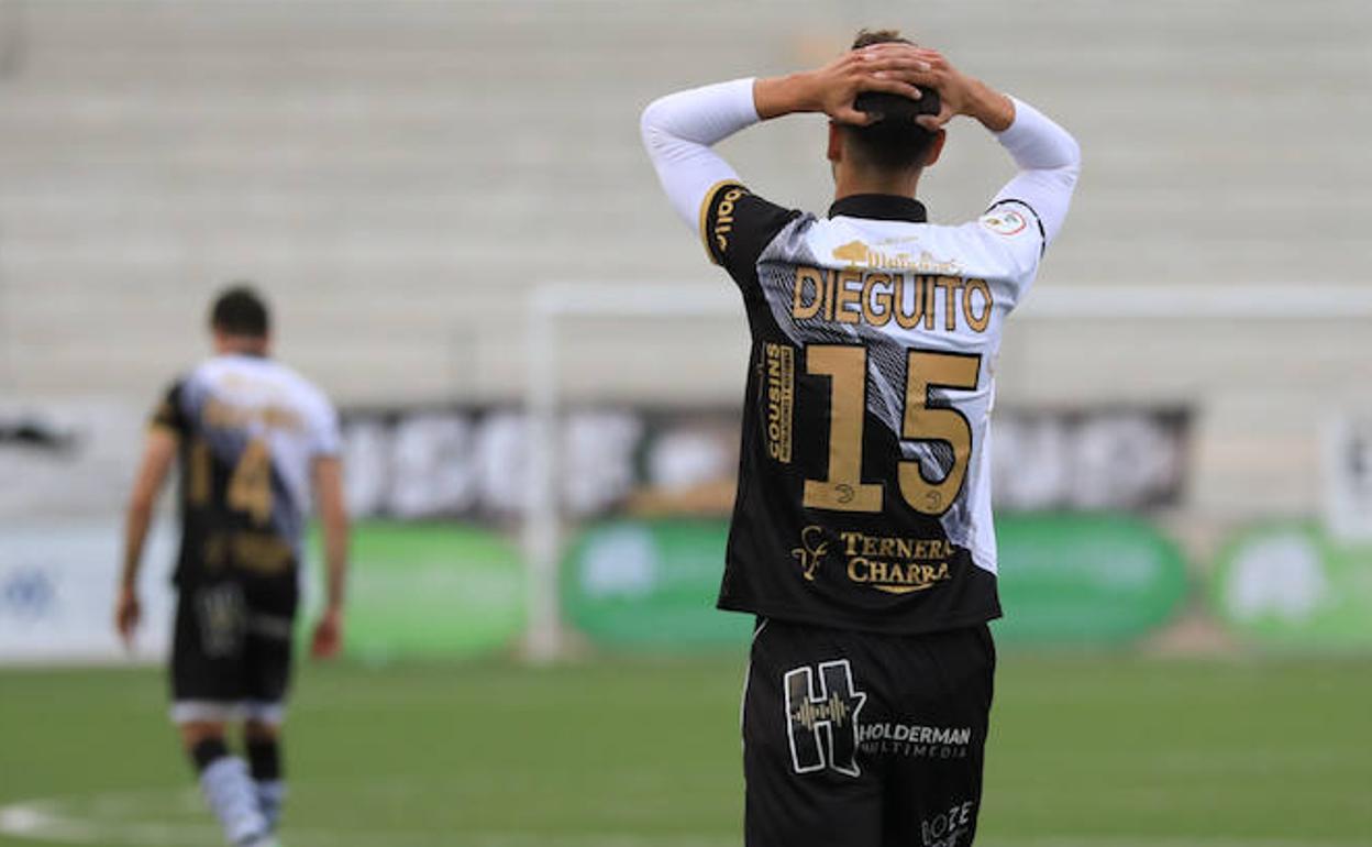 Diego Hernández se lamenta de una ocasión fallada en el duelo ante el Deportivo. 