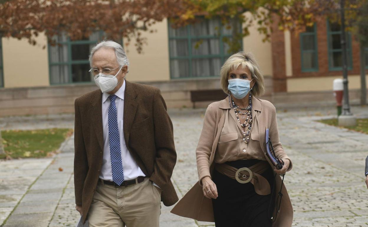 La consejera Verónica Casado, con el doctor Blanco Varela. 