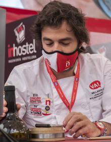 Imagen secundaria 2 - Arriba, la cocinera Zuriñe García. Abajo, los cocineros Cata Lupu y Javier Muñoz-Calero. 