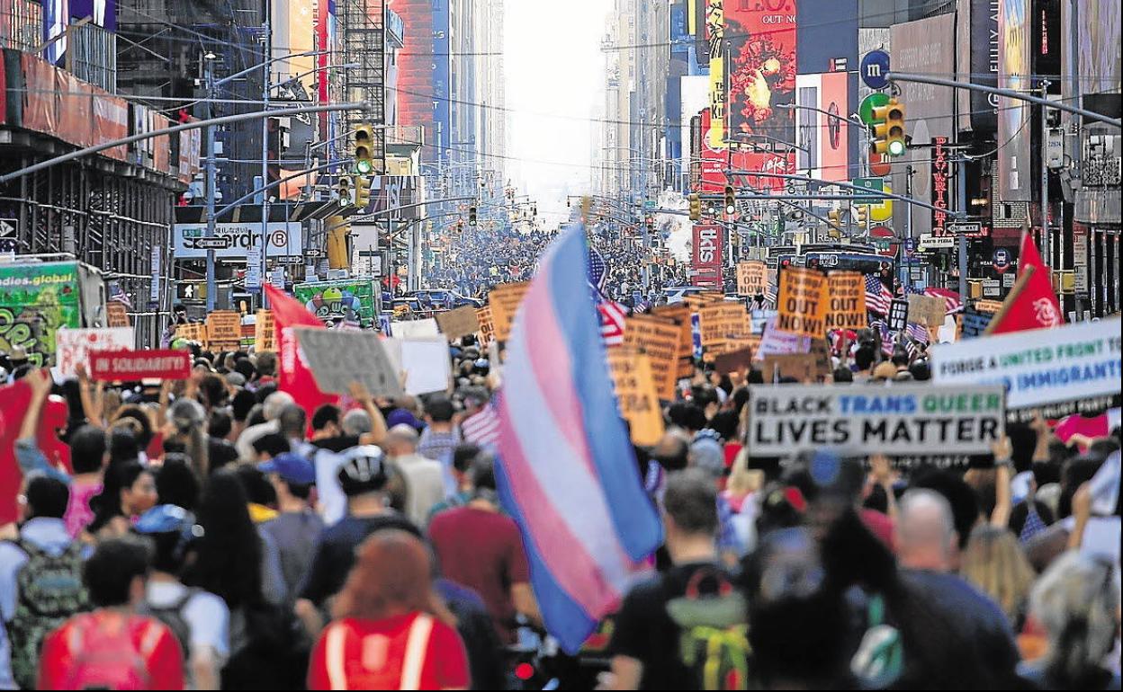 Una multitud abarrota los alrededores de Times Square, Nueva York, exultante por la victoria de Biden.