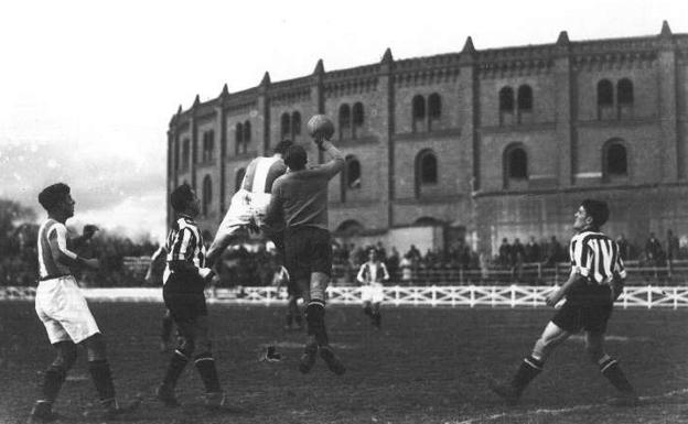 Encuentro disputado en el viejo estadio de la Sociedad Taurina.