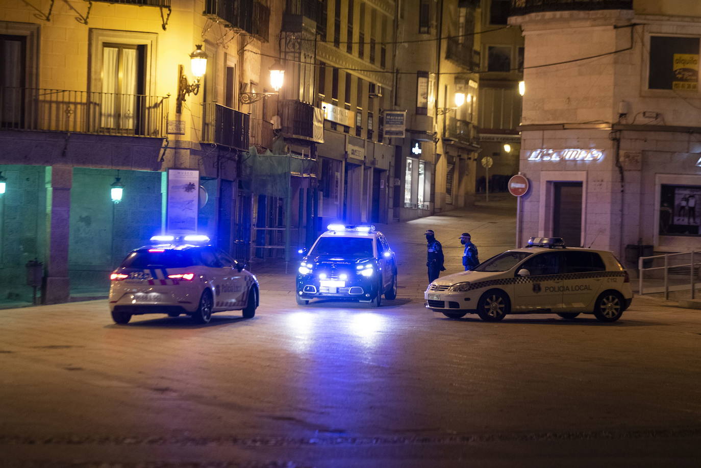 Patrullas de la Policía Local y de la Policía Nacional en el centro de Segovia.