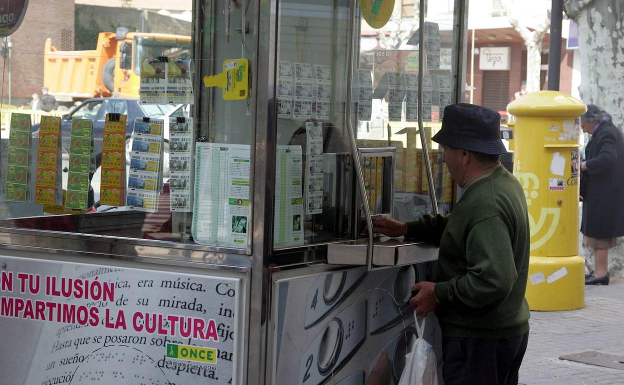 Un señor compra un cupón.