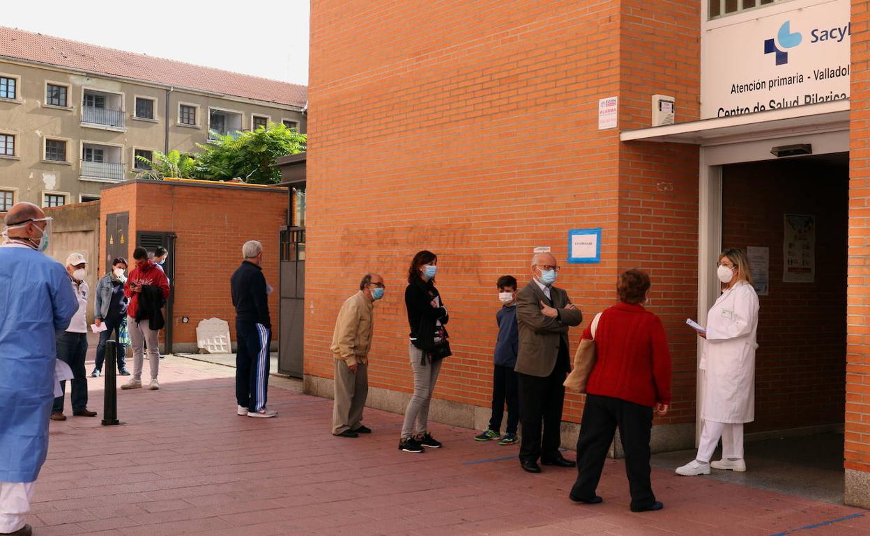 Cola con pacientes en el centro de Salud Circular Pilarica de Valladolid.