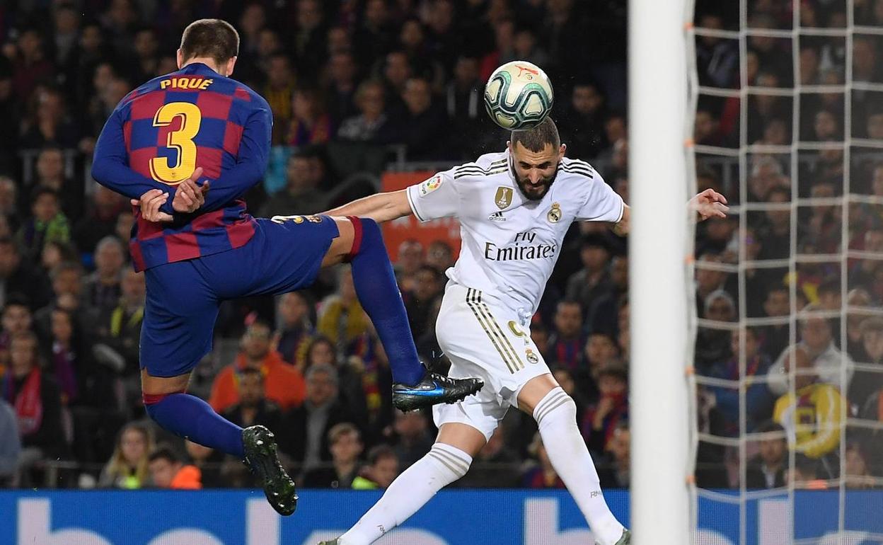 Piqué y Benzema, en el último duelo entre el Barcelona y el Madrid.