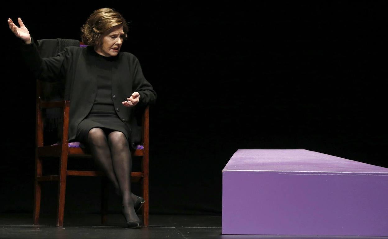 La actriz Lola Herrera, en el papel de Carmen Sotillo de ´Cinco horas con Mario´, en el Teatro Reina Victoria de Madrid.