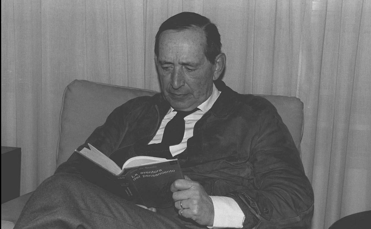 Miguel Delibes leyendo en su domicilio vallisoletano en diciembre de 1984.