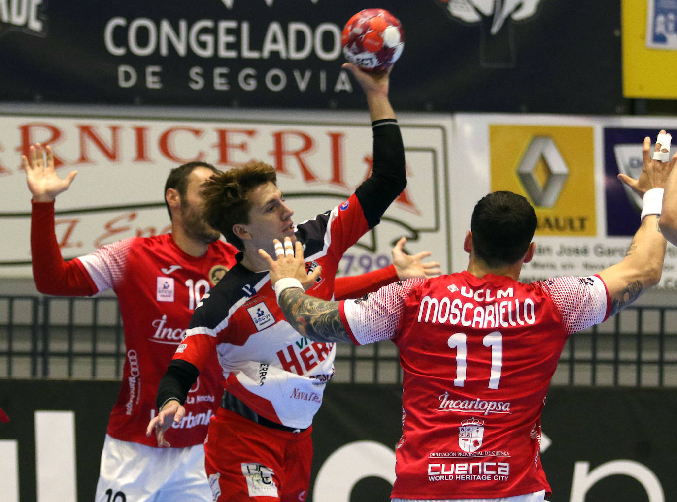 Encuentro de la Liga Asobal entre el Balonmano Nava y el Incarlopsa Cuenca 