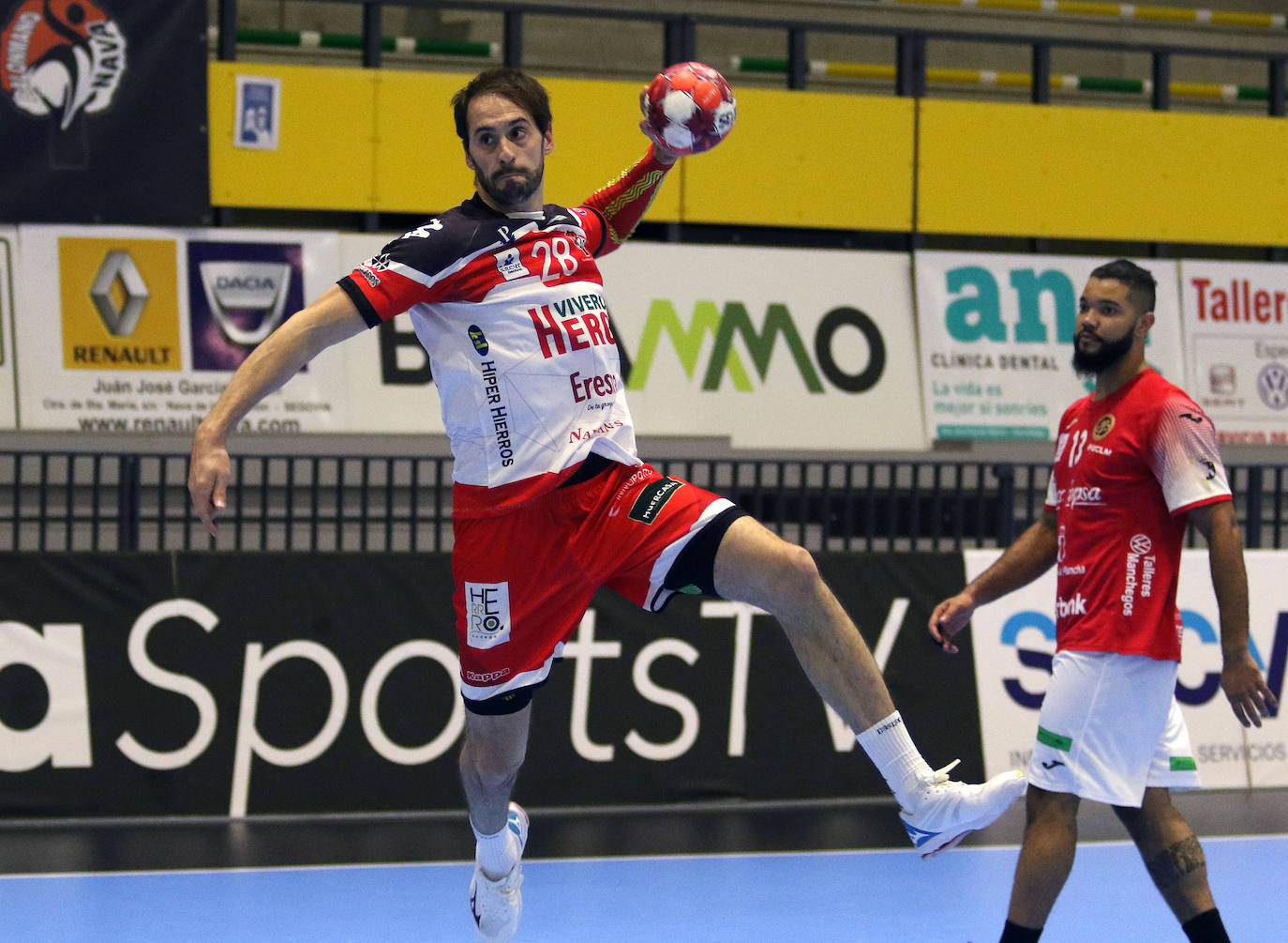 Encuentro de la Liga Asobal entre el Balonmano Nava y el Incarlopsa Cuenca 