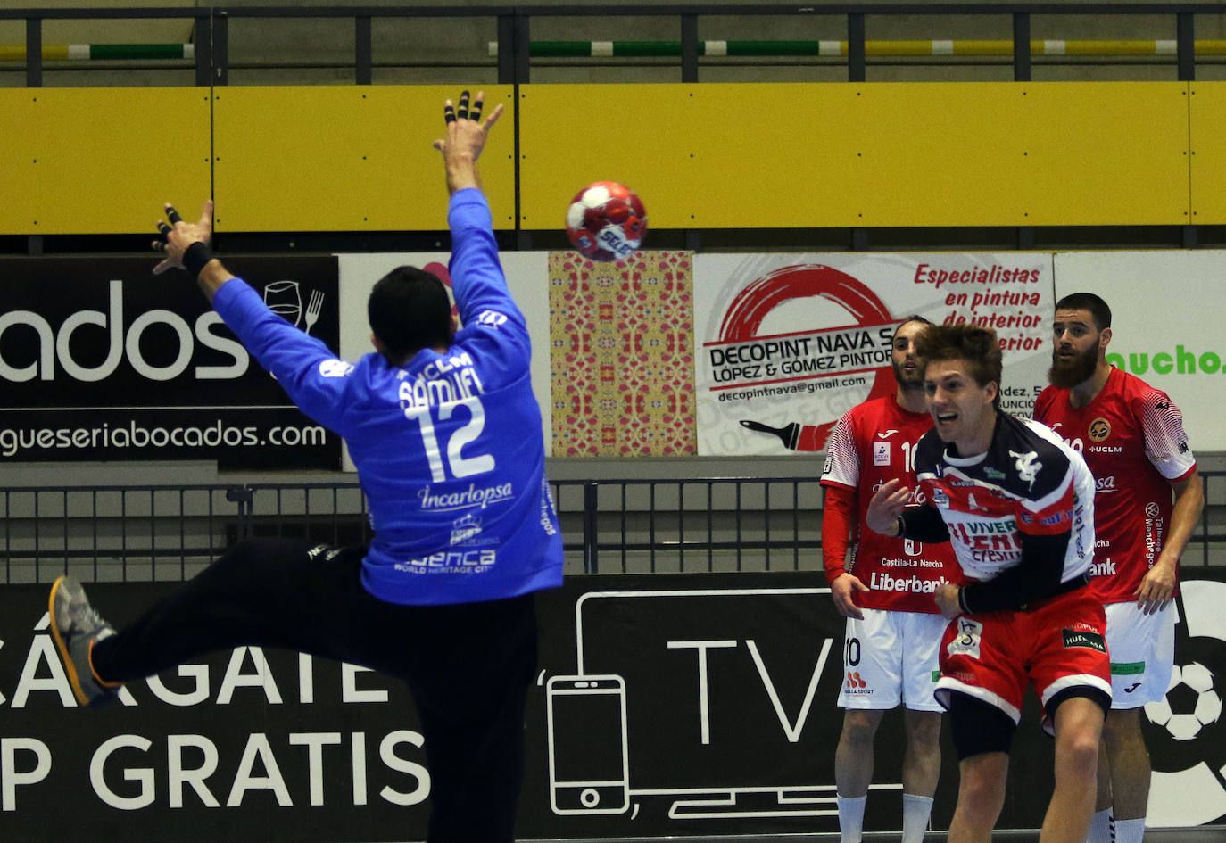 Encuentro de la Liga Asobal entre el Balonmano Nava y el Incarlopsa Cuenca 