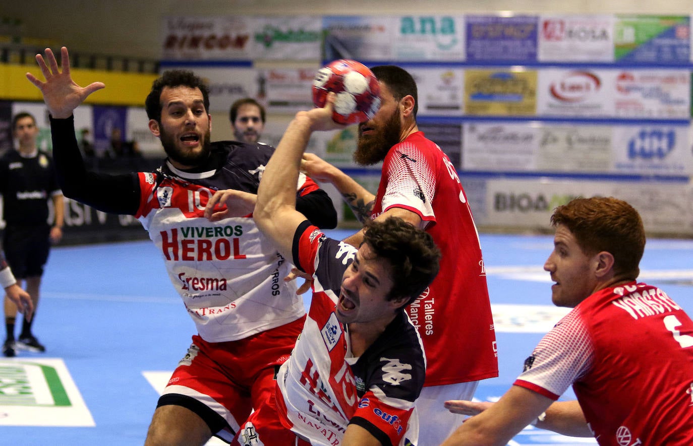 Encuentro de la Liga Asobal entre el Balonmano Nava y el Incarlopsa Cuenca 