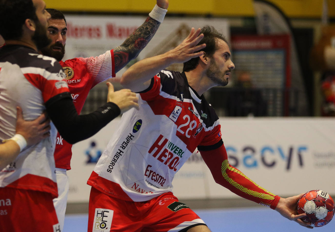 Encuentro de la Liga Asobal entre el Balonmano Nava y el Incarlopsa Cuenca 