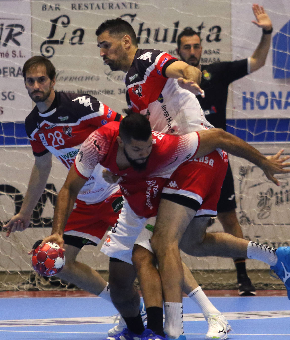 Encuentro de la Liga Asobal entre el Balonmano Nava y el Incarlopsa Cuenca 