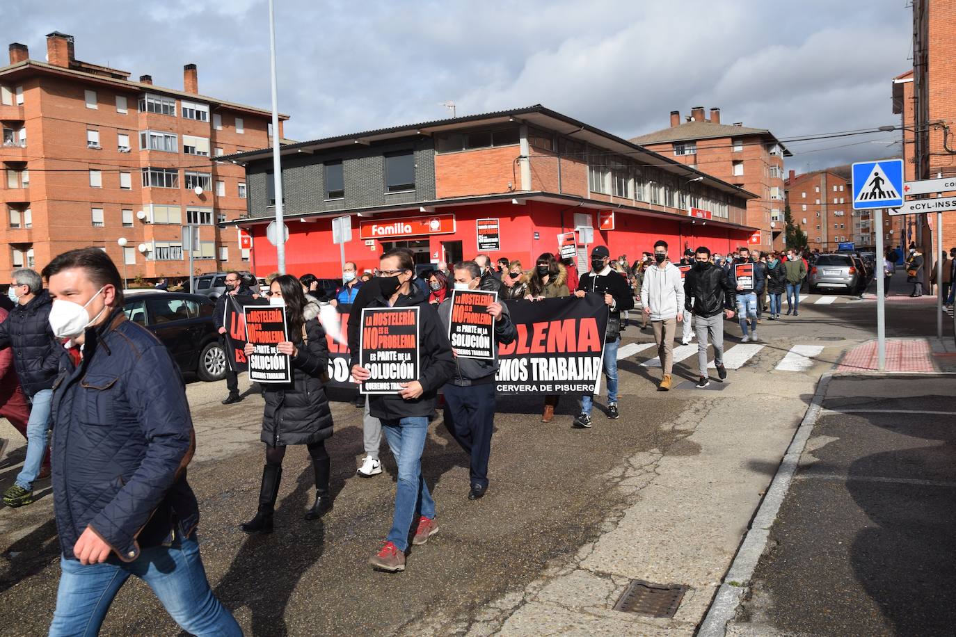 Hosteleros y comerciantes se manifiestan por las calles de Guardo.