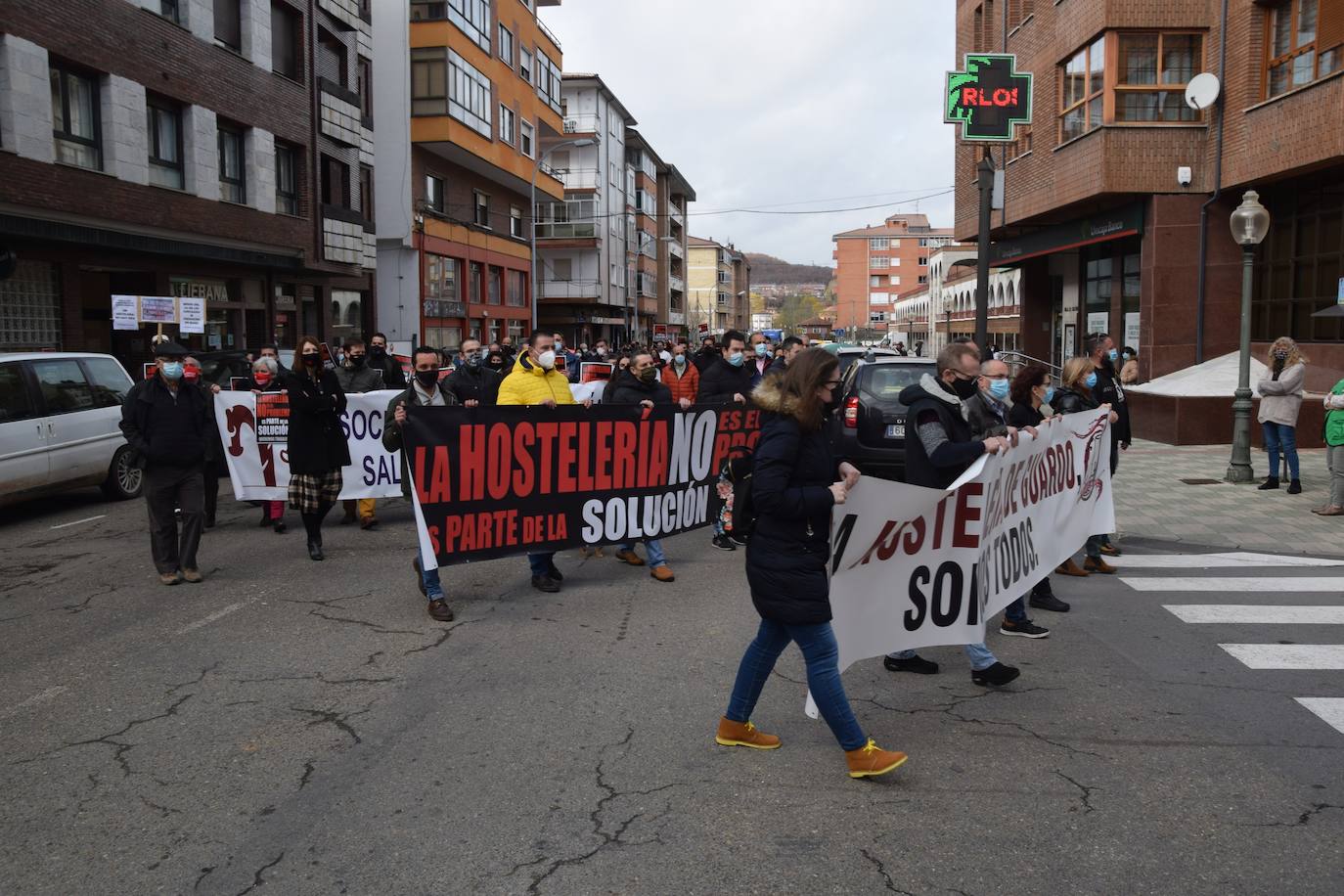 Hosteleros y comerciantes se manifiestan por las calles de Guardo.