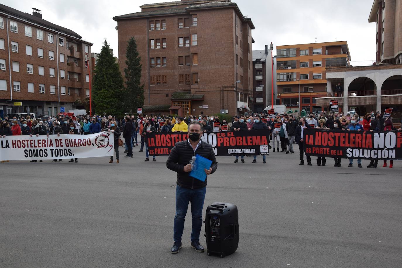 Hosteleros y comerciantes se manifiestan por las calles de Guardo.