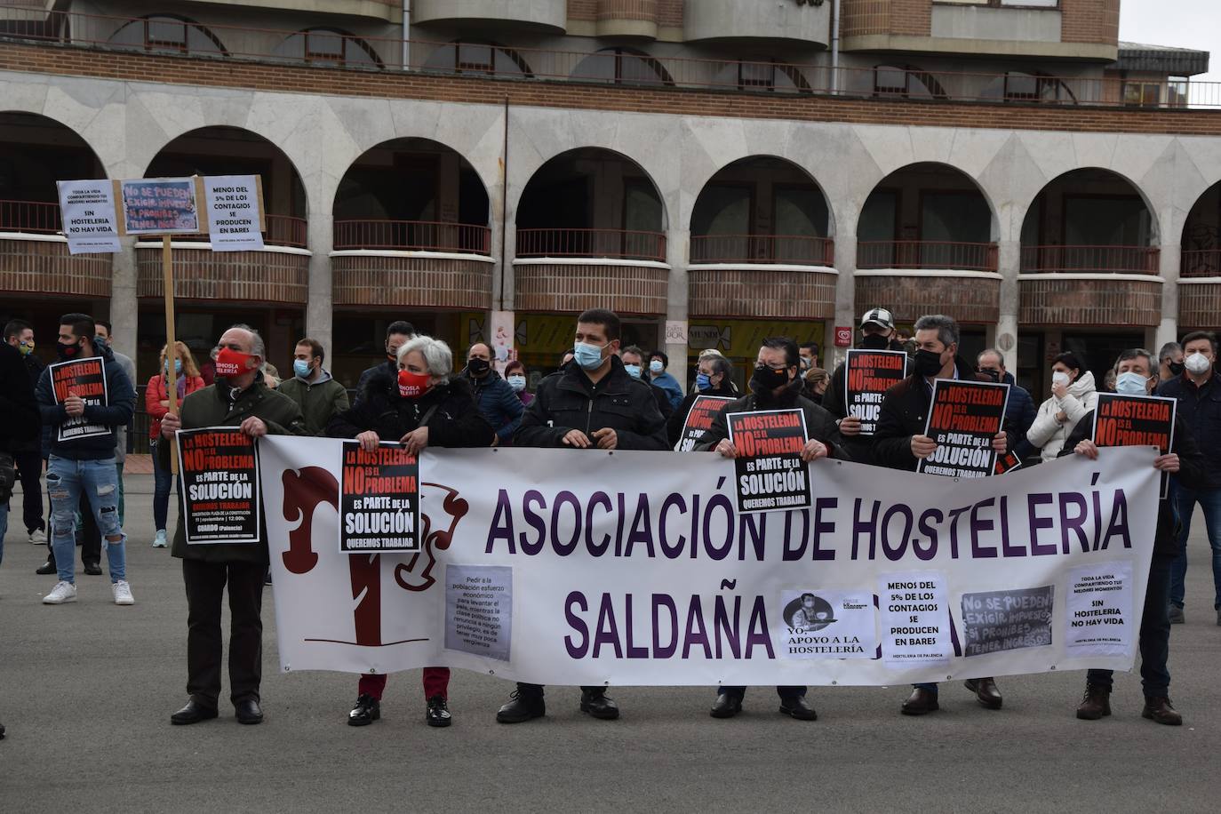 Hosteleros y comerciantes se manifiestan por las calles de Guardo.