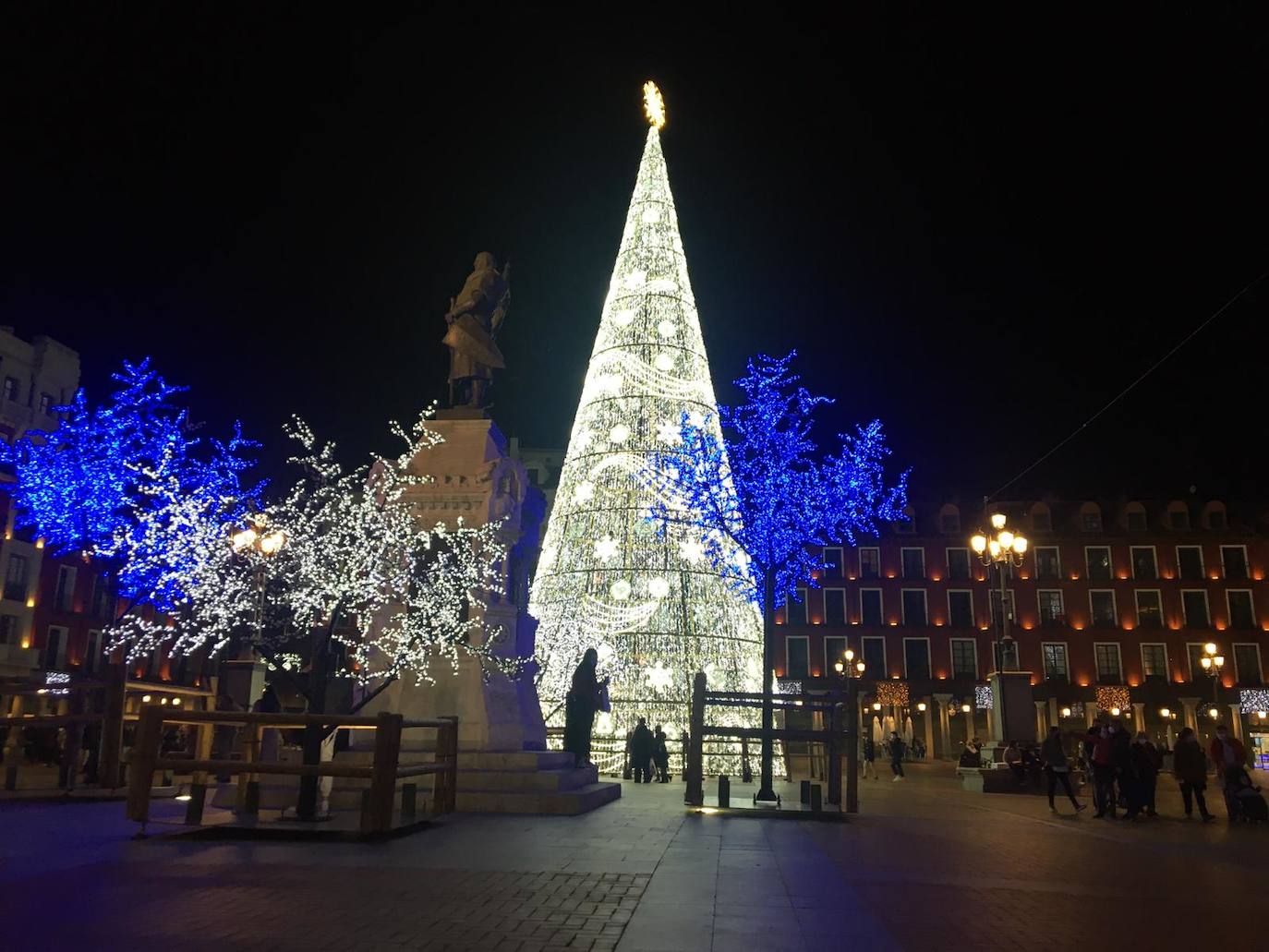 Bola de Navidad desde la Plaza de Zorrilla en Valladolid. 