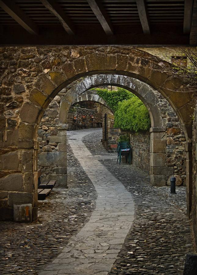 Potes es también el pueblo de los puentes y de las torres, como la del Infantado y la de Orejón de la Lama, ambas del siglo XV. Su zona antigua mantiene un gran sabor popular, y sus callejuelas están llenas de caserones blasonados.