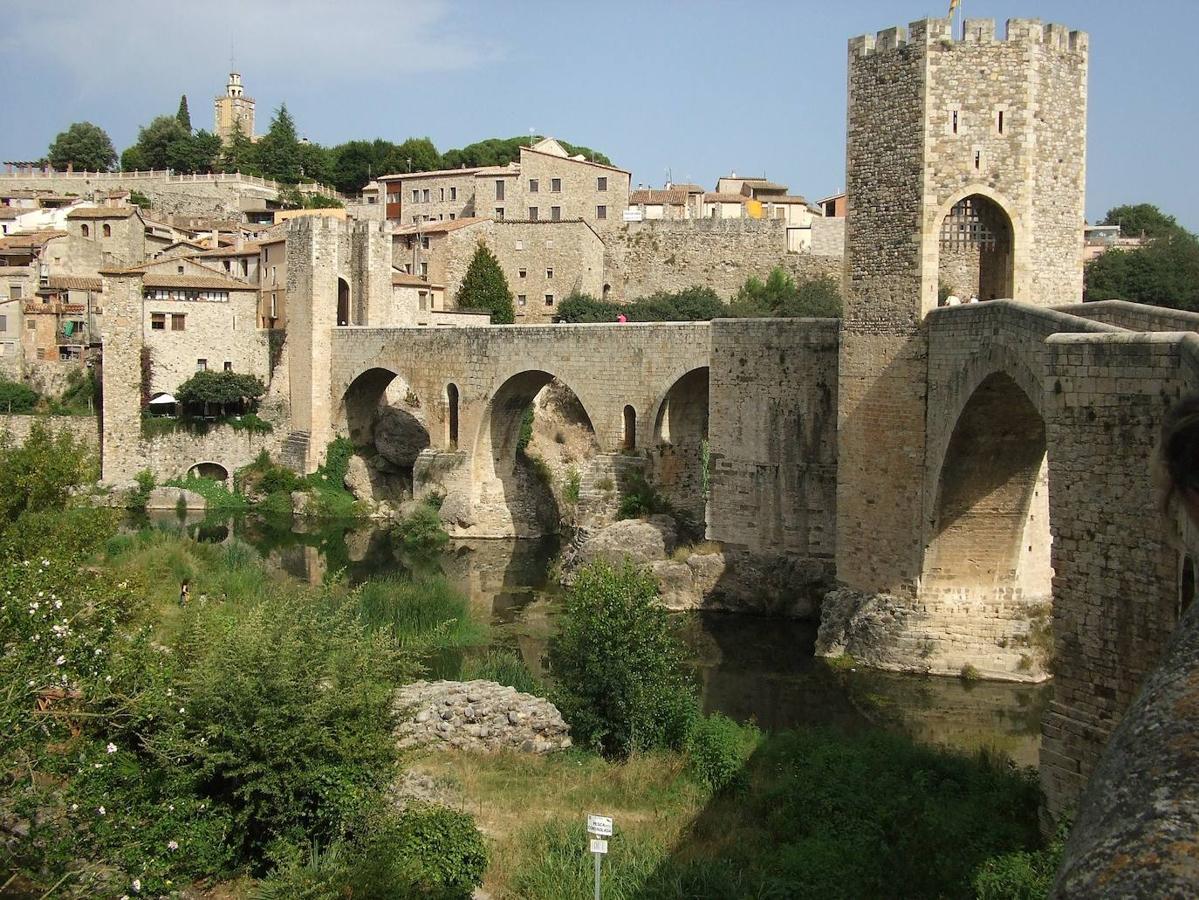 Besalú (Girona, Cataluña) | A 150 metros de altitud, en la comarca de La Garrotxa, se alza Besalú, uno de los conjuntos medievales mejor conservados de Cataluña.