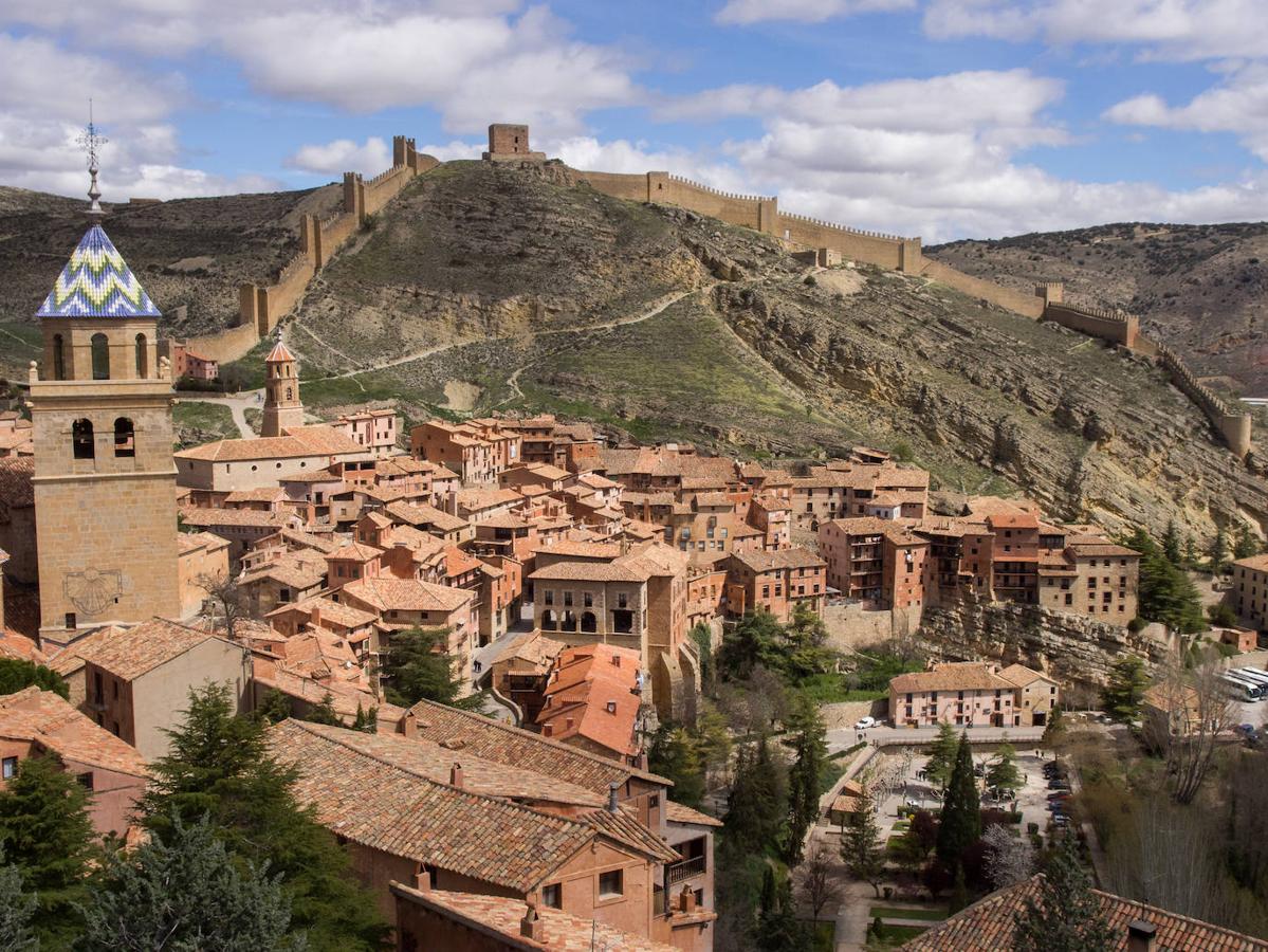 Albarracín (Teruel, Aragón) | Albarracín nace de la misma roca, salpicando ese peñasco gigante de ladrillos que parecen meandros rojos y grises sobre los que se erigen orgullosos un castillo y una muralla.