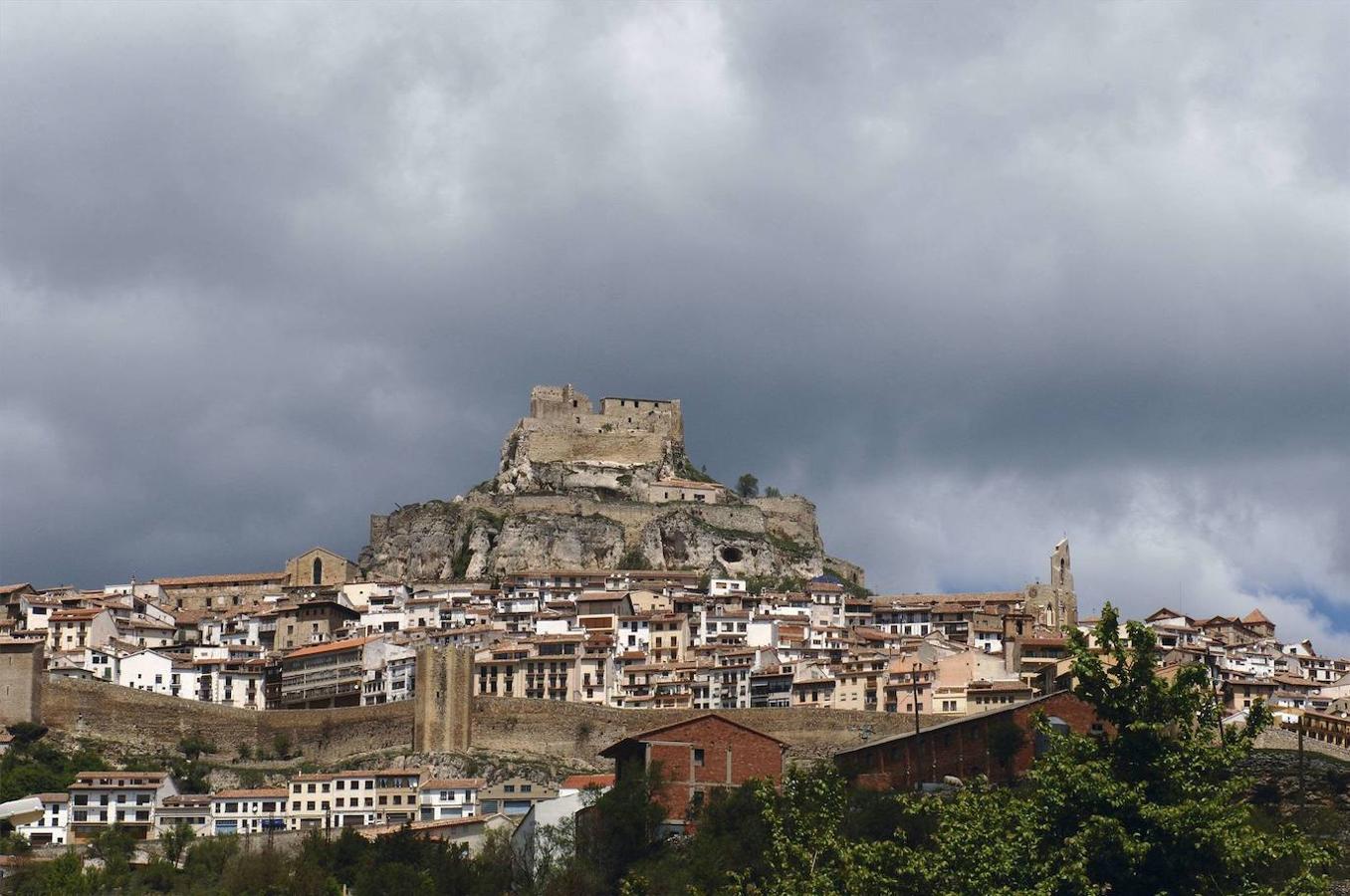 Morella (Castellón) | Morella impresiona por la prodigiosa imagen de su castillo. El pueblo cuenta con historia, mucho patrimonio y mucho encanto... y una muralla de 2 kilómetros con 10 torres y siete impresionantes puertas que rodea la población.