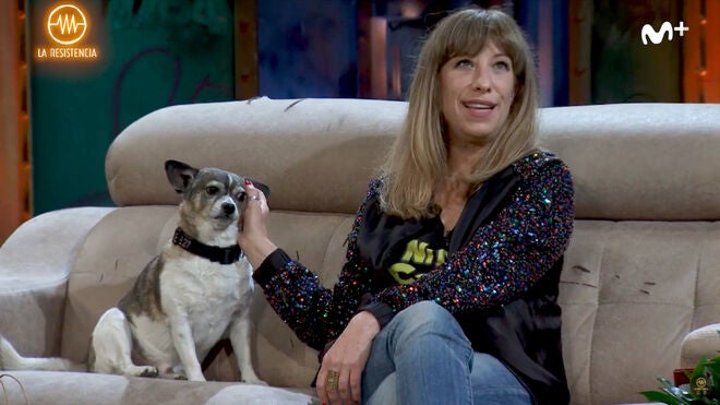 Nathalie Seseña con su perro Pepe en 'La resistencia'. 